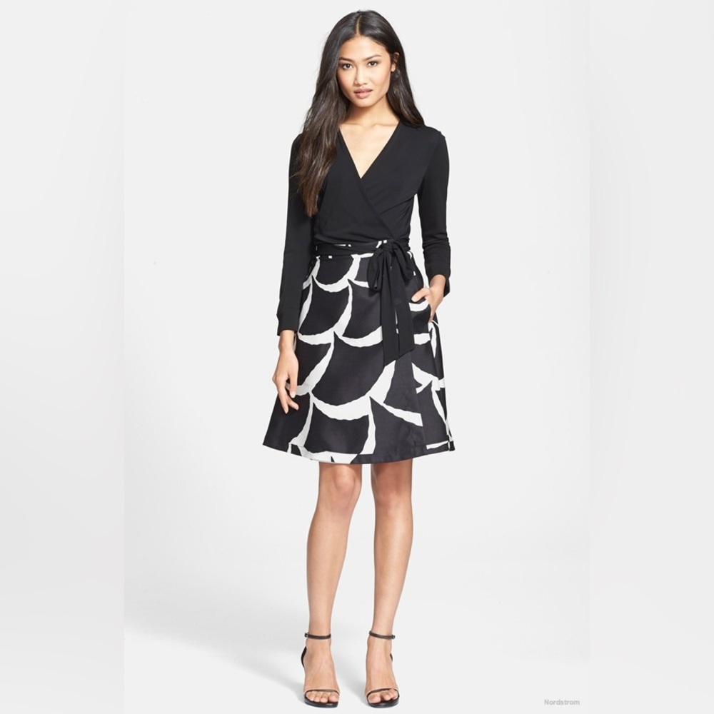 Diane Von Furstenberg 8 DVF Amelia Printed Flared True Wrap Skirt Black White